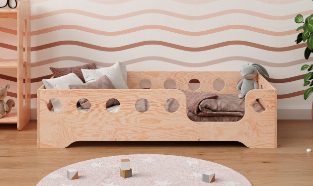 Drewniane łóżko z barierkami wykonane ze sklejki sosnowej w kolorze naturalnego drewna z wejściem po prawej stronie